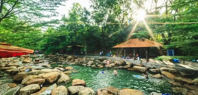 Biển báo hoặc khu vực an toàn tại Khu Du Lịch Thủy Châu, nhắc nhở du khách cẩn thận khi tắm suối